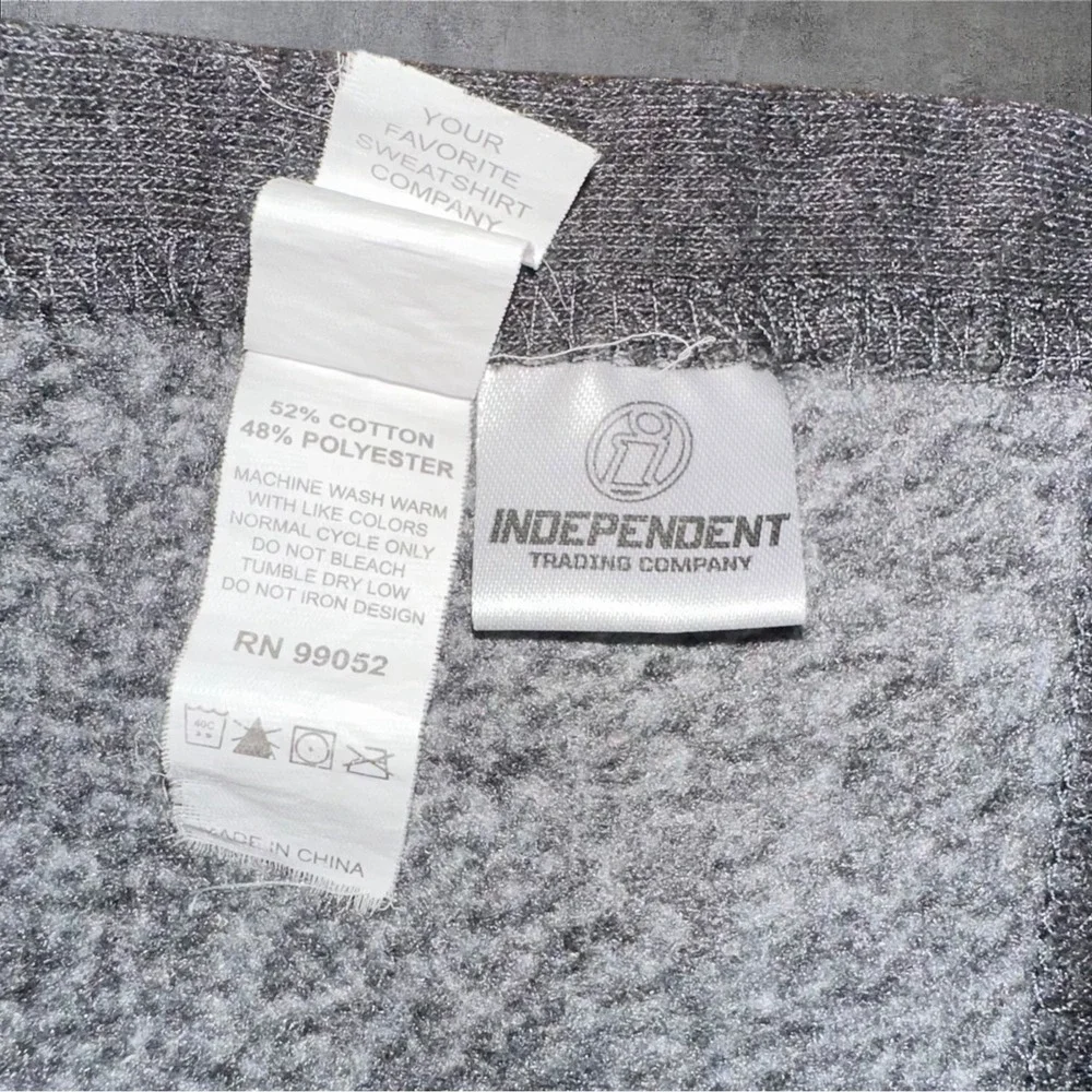 V for Vendetta Logo Throw Blanket – Independent Trading Company –‎ Gray Fleece